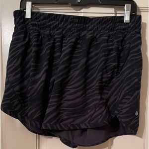 Lululemon 5” Track That Mid-Rise black/grey print size 12
